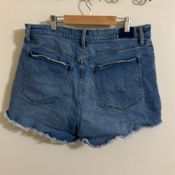 EUC Abercrombie & Fitch Curve Love High Rise Mom Short size 32/14 - Picture 2 of 3